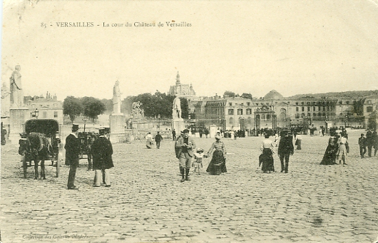 Des visiteurs  l’assaut des pavs de la cour d’Honneur.