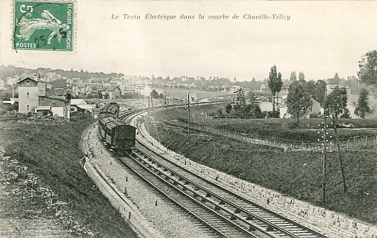 Le train lectrique dans la courbe d’approche de Chaville,  hauteur de Brisemiche. On notera le 3me rail  qui alimente la motrice. Ce dispositif, diffrent de la vapeur du rseau de Montparnasse, est rest actif jusqu’en novembre 1979, date de la rforme du matriel et de l’inauguration du RER C. (coll. part.)