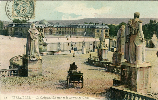 La cour intérieure du château de Versailles. Carte L.L. coloriée série Versailles, n° 83. Carte circulée, 1906 (Coll. part.)