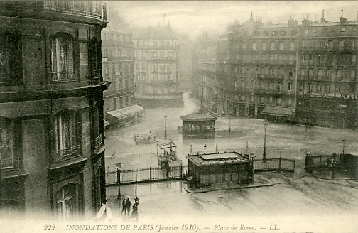 Saint-Lazare - Cour de Rome envahie par les eaux. Un barrage a t plac devant la rue de l’Isly.