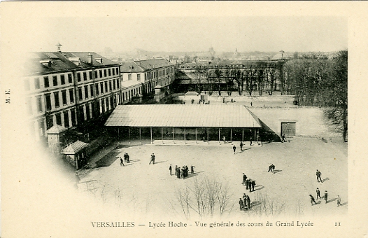 Vue des deux cours séparées par un mur. Deux versants d’un grand préau donnaient de l’abri et permettaient probablement des évolutions sportives. Il existait encore dans les années 60. La partie droite du mur avait alors disparu pour laisser place à un stade d’athlétisme. Carte MK n°11. Vue des deux cours séparées par un mur. Deux versants d’un grand préau donnaient de l’abri et permettaient probablement des évolutions sportives. Il existait encore dans les années 60. La partie droite du mur avait alors disparu pour laisser place à un stade d’athlétisme. Carte MK n°11.
