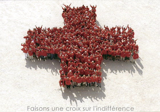 Faisons une croix sur l’indiffrence. Soutien aux volontaires. Editeur Boomerang.be pour CR belge 2008. Photo Vander Eecken. Carte n’ayant pas circul.