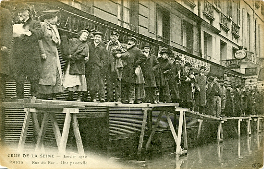 Belle affluence et mines rjouies sur cette passerelle, assurment une photo pose.