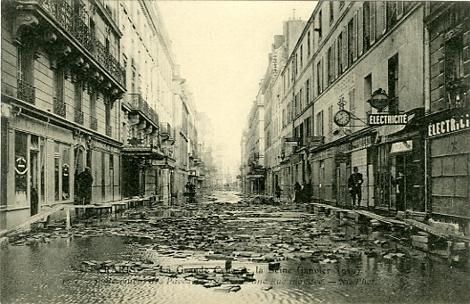 Certaines rues bourgeoises taient dotes de pavs en bois pour attnuer le bruit de la circulation. Lors de l’inondation ces pavs ont t soulevs.