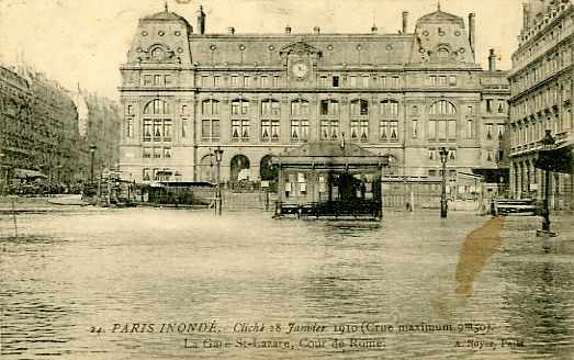 Cour de Rome inondée. On voit l’édicule des bus et au fond la gare Saint Lazare.
