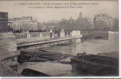 En amont, au pont de Sully, la Seine à son maximum. Des soldats tentent de dégager des arbres qui gènent le passage des flots dans l’arche qui surplombe le quai Saint Bernard. (coll. part.)