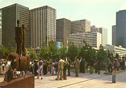 Foule et art moderne. Un exemple d’animation du parvis..