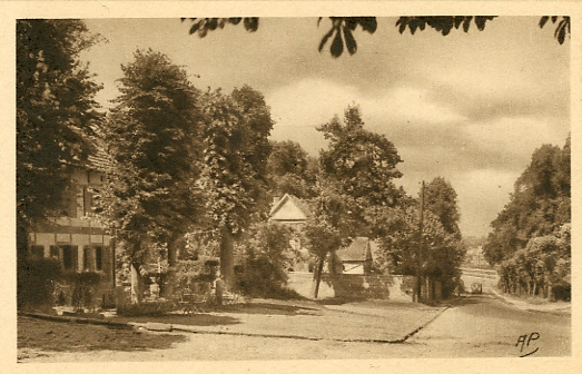 La descente vers Versailles. On distingue  gauche la Chaumire et au centre le pignon du premier btiment du domaine de Bon Repos. Un car Gaubert monte l’avenue de Versailles. CPA Spia. (coll. part.)