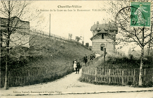 Outre la sortie par la gare, sur la place, il y avait un sentier en pente vers la rue de Jouy. On notera que le bas de la place est encore bois. (coll. part.)