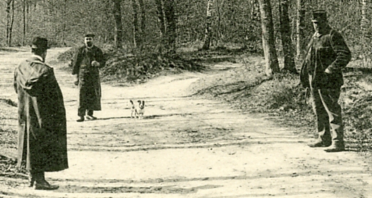 Une plerine qu’on retrouve souvent, et le petit chien.