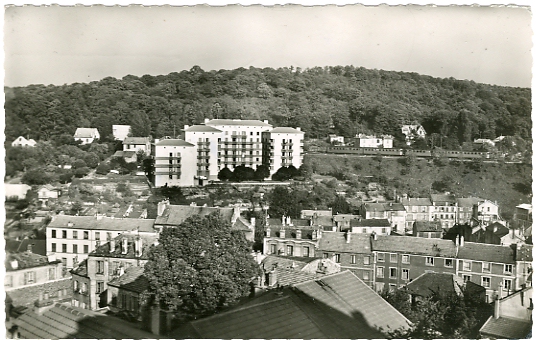 Vue gnrale du quartier adoss au coteau. On distingue le train  rames inox passant  l’arrire-plan. CPSM  bord dentel, photo vritable. (coll. part.)