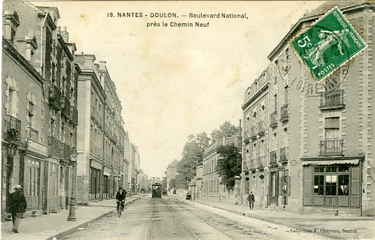 Au fond à droite, au niveau des grands arbres, l’usine des tramways de Nantes (Mékarski), en limite du quartier de Doulon.