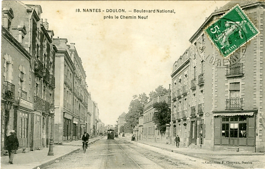 Au fond  droite, au niveau des grands arbres, l’usine des tramways de Nantes (Mkarski), en limite du quartier de Doulon.