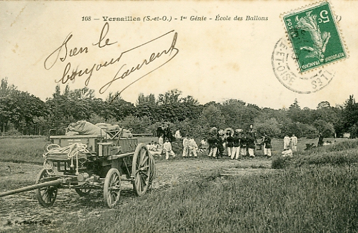 Prparatifs pour un lcher de ballon. Les sapeurs s’activent autour du lieu de dpart. CPA circule en 1909(coll. part.)