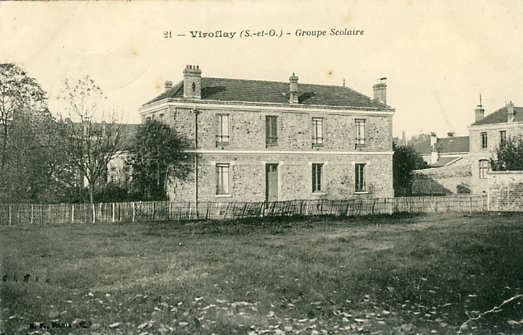 Pavillon latral de l’cole d’origine qu’on retrouve sur des plans larges. La faade visible est lgrement remanie de nos jours. La maternelle se devine sur la droite du champ. CPA. Coll. part.