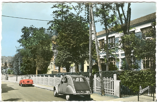 L’cole des Arcades au dbut des annes 60. Un tage a complt l’immeuble d’origine. On notera les larges baies vitres. Le jardin est encore born par une clture en bton et une emblmatique 2CV stationne  la hauteur du dbut de la sente de la Poste CPSM colorie. (coll. part.)