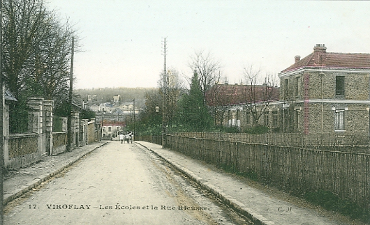 Construite en 1885 dans la foule des lois Ferry instituant l’instruction publique gratuite et obligatoire, l’cole primaire est au centre, avec ses hautes fentres, flanque de deux btiments pour loger les enseignants.  CPA colorie  (coll. part.)