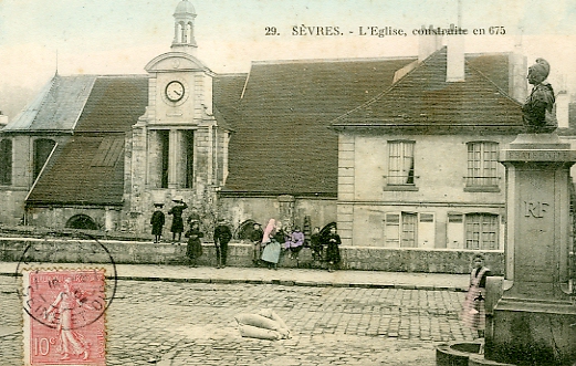 Eglise Saint Romain, vue de la route suprieure. CPA colorie (coll. part.)