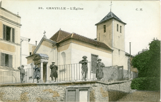 Petite animation sur le terre-plein devant l’glise. CPA colorie. Coll. part.