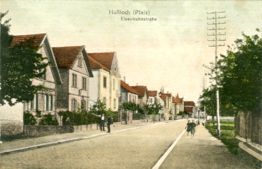 Eisenbahnstrasse. Rue du Chemin de fer. Hassloch (Pfalz). CPA colorie, Verlag Spezialgeschft fr  Schreib u. Lederwaren, P. Curth diteur, Hassloch. 