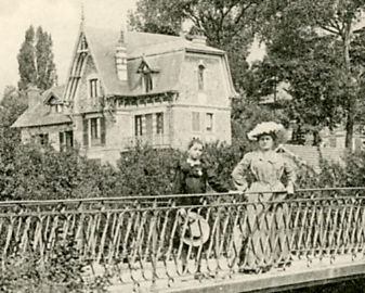 Elgantes sur le pont de bois.