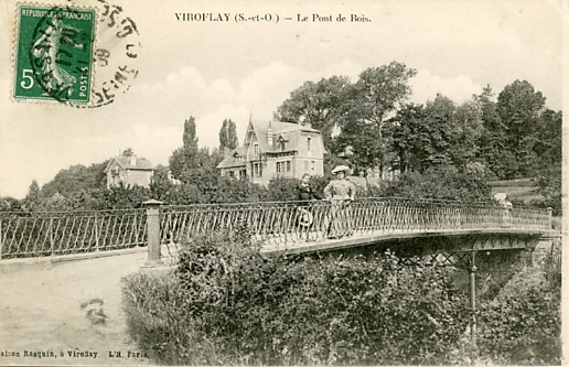 Elgantes sur le pont de bois.