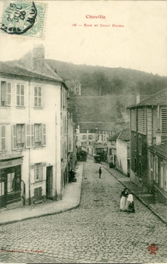 Entrée de la rue du Doisu, en contrebas du croisement avec la Route nationale. On distingue à gauche l’étage de séchage d’une laverie. (coll. part.) Entrée de la rue du Doisu, en contrebas du croisement avec la Route nationale. On distingue à gauche l’étage de séchage d’une laverie. (coll. part.)