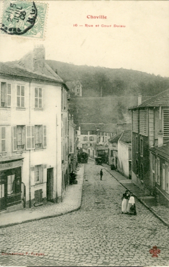 Entre de la rue du Doisu, en contrebas du croisement avec la Route nationale. On distingue  gauche l’tage de schage d’une laverie. (coll. part.)