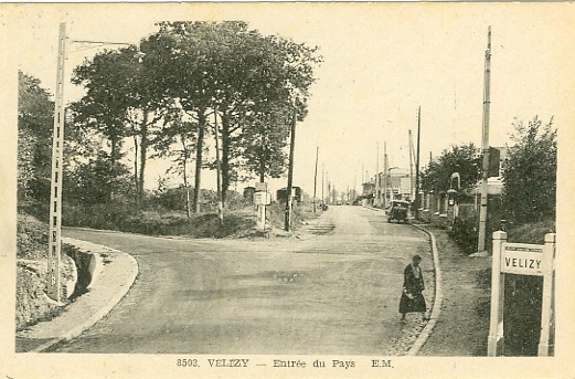 Entre du pays du ct bas-Vlizy - Chaville. Avant son doublement, le CD 53 aboutissait  ce carrefour. Noter le panneau maill Michelin d’entre d’agglomration  droite et la borne cubique Michelin d’orientation au centre. (coll. part.)