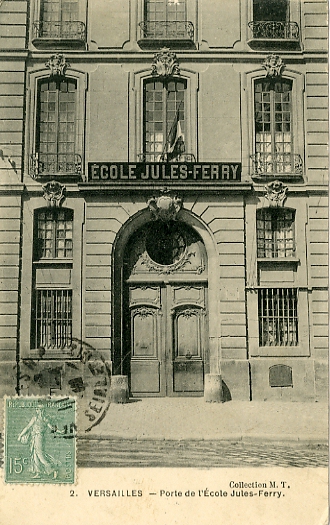 Porche d’entrée de l’immeuble faisant face, de l’autre côté de la rue de Satory. Porche d’entrée de l’immeuble faisant face, de l’autre côté de la rue de Satory.