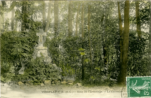 L’Ermitage. Une croix qui marquait un reposoir, un lieu de procession en bordure de bois. On pourrait l’associer  la Sente de la Procession.