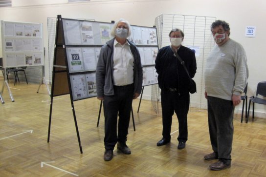 De g.  dr. : Eric Liboz, pdt de l’Amicale Philatlique de Viroflay et Environs APVE, Pierre Bouvard pdt du Groupement des Associations Philatliques d’Ile-de-France GAPHIL, et Jean Larour pdt de l’Association des Cartophiles de Viroflay ACVFTI.