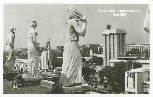 Pavillon de l’Allemagne de jour, faisant face au pavillon sovitique.