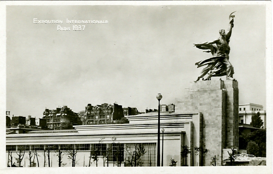 Pavillon de l’URSS de jour, architecte Iofane, surmont de la statue L’ouvrier et la kolkhozienne (taille 25m). (coll. part.)