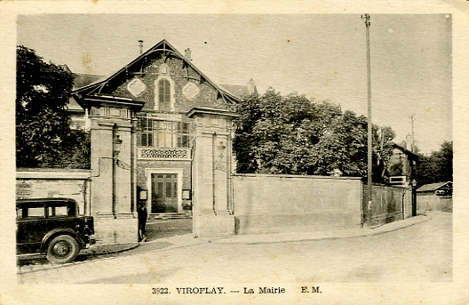 La Mairie dans les annes 30. L’ex proprit Morny est encore ceinte de hauts murs qui ont trouv leur utilit comme panneaux d’affichage. Carte Etab. Malcuit EM 3922  bordure blanche. Carte ayant circul le 9/9/1948 (coll. part.)