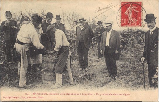 Fallires visite ses vignes. On peut remarquer les moustachus  canne et chapeau melon, probablement les policiers de la scurit - dont l’un mange du raisin.