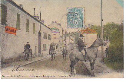 Cavaliers au départ à la porte de la ferme de Gaillon, rue de Jouy (coll. part.) Cavaliers au départ à la porte de la ferme de Gaillon, rue de Jouy (coll. part.)