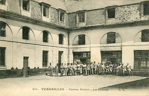 Bâtiments des cuisines, dans la cour intérieure. De nombreux soldats prennent la pose. Cette partie a été reconstruite pour abriter les locaux pédagogique et techniques du lycée. Bâtiments des cuisines, dans la cour intérieure. De nombreux soldats prennent la pose. Cette partie a été reconstruite pour abriter les locaux pédagogique et techniques du lycée.
