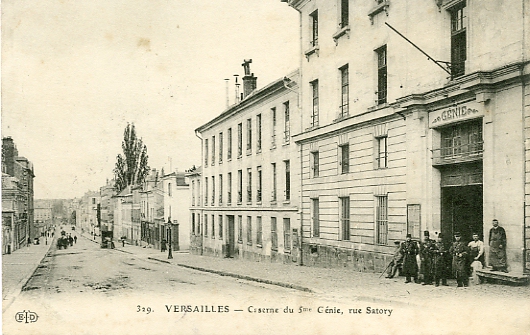 Un beau plan des bâtiments et de la rue de Satory descendant vers le château. Un beau plan des bâtiments et de la rue de Satory descendant vers le château.