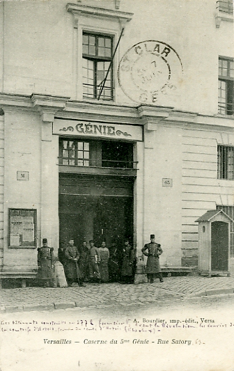 Autre plan de l’entrée de la caserne du 5e Génie. Les bancs de pierre sont encore là un siècle après. CPA A. Bourdier éd., Versailles, ayant circulé. Autre plan de l’entrée de la caserne du 5e Génie. Les bancs de pierre sont encore là un siècle après. CPA A. Bourdier éd., Versailles, ayant circulé.