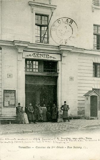 Autre plan de l’entre de la caserne du 5e Gnie. Les bancs de pierre sont encore l un sicle aprs. CPA A. Bourdier d., Versailles, ayant circul.