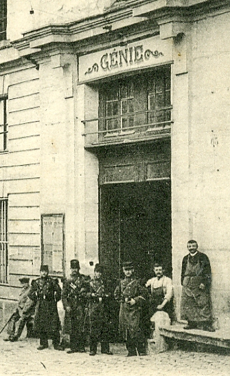 Détail du groupe à l’entrée de la caserne. Détail du groupe à l’entrée de la caserne.