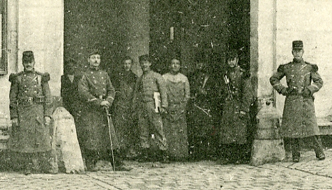 Photo de groupe à l’entrée (détail). Photo de groupe à l’entrée (détail).