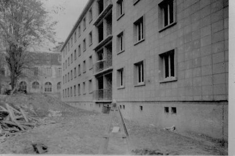 Chantier des Feuillantines au printemps 1955. Sur la rue Jean Rey, le btiment A et l’Orangerie (coll. part.)