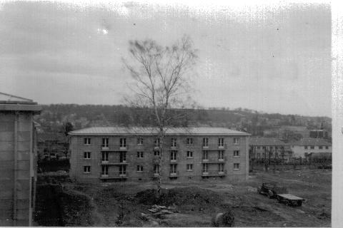 Chantier des Feuillantines au printemps 1955. Au fond, le btiment D et les pavillons de la rue Jean Mermoz qui taient relis par une passerelle au dessus des voies ferres. (coll. part.)