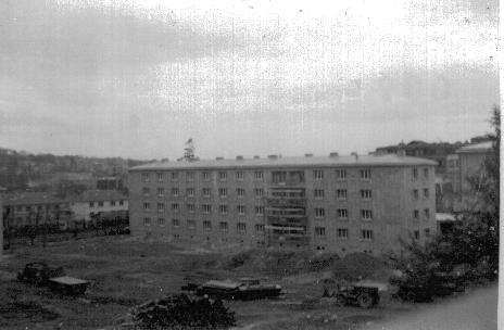 Chantier des Feuillantines au printemps 1955 (btiment C). On voit au fond deux pavillons de la rue Jean Mermoz qui faisaient partie de la mme opration immobilire (coll. part.)