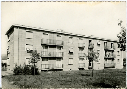 Rsidence des Feuillantines vers 1957. Le btiment D au fond du parc. CPSM bord dentel, grand format, CIM - Combier imprimeur, Mcon, photo vritable, dos divis, non circule. (coll. part.)