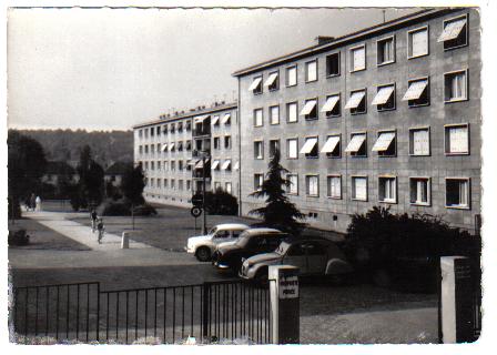 En 1955, la rsidence des Feuillantines remplace une maison du mme nom appartenant  la famille de Jean Rey -  l’emplacement du porche - en conservant une partie du grand parc de 1ha.  (coll. part.)