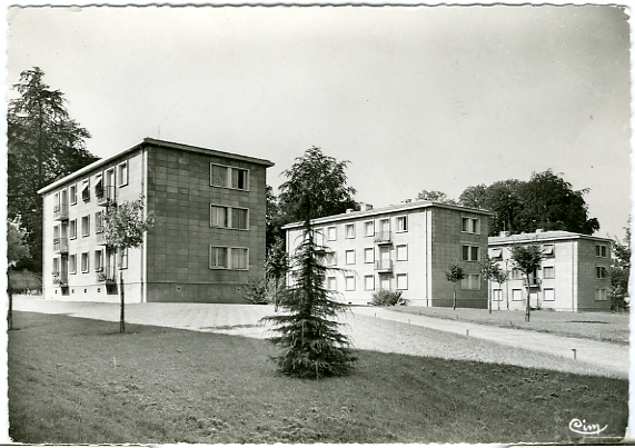 Rsidence des Feuillantines vers 1957. L’entre dans le parc et les btiments E. CPSM bord dentel, grand format. (coll. part.)