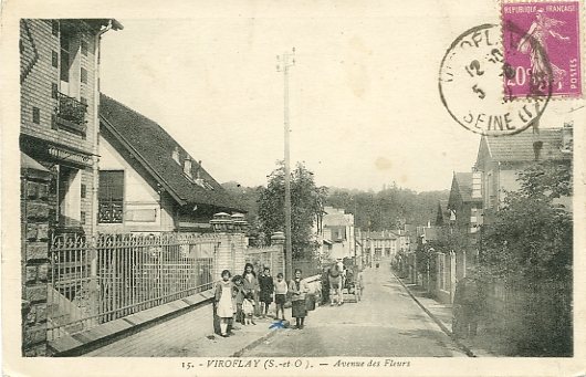 Animation dans la rue des Fleurs. CPA circule le 05/8/1932.